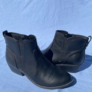 Black Guess ankle boots